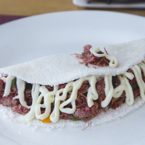 Tapioca macia e leve, recheada com carne seca desfiada e temperada, combinada com o cremoso Catupiry.