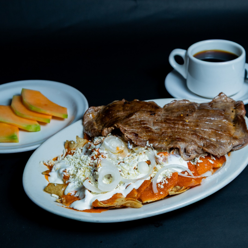 CHILAQUILES CON CARNE Y FRIJOLES+CAFE-FRUTA
