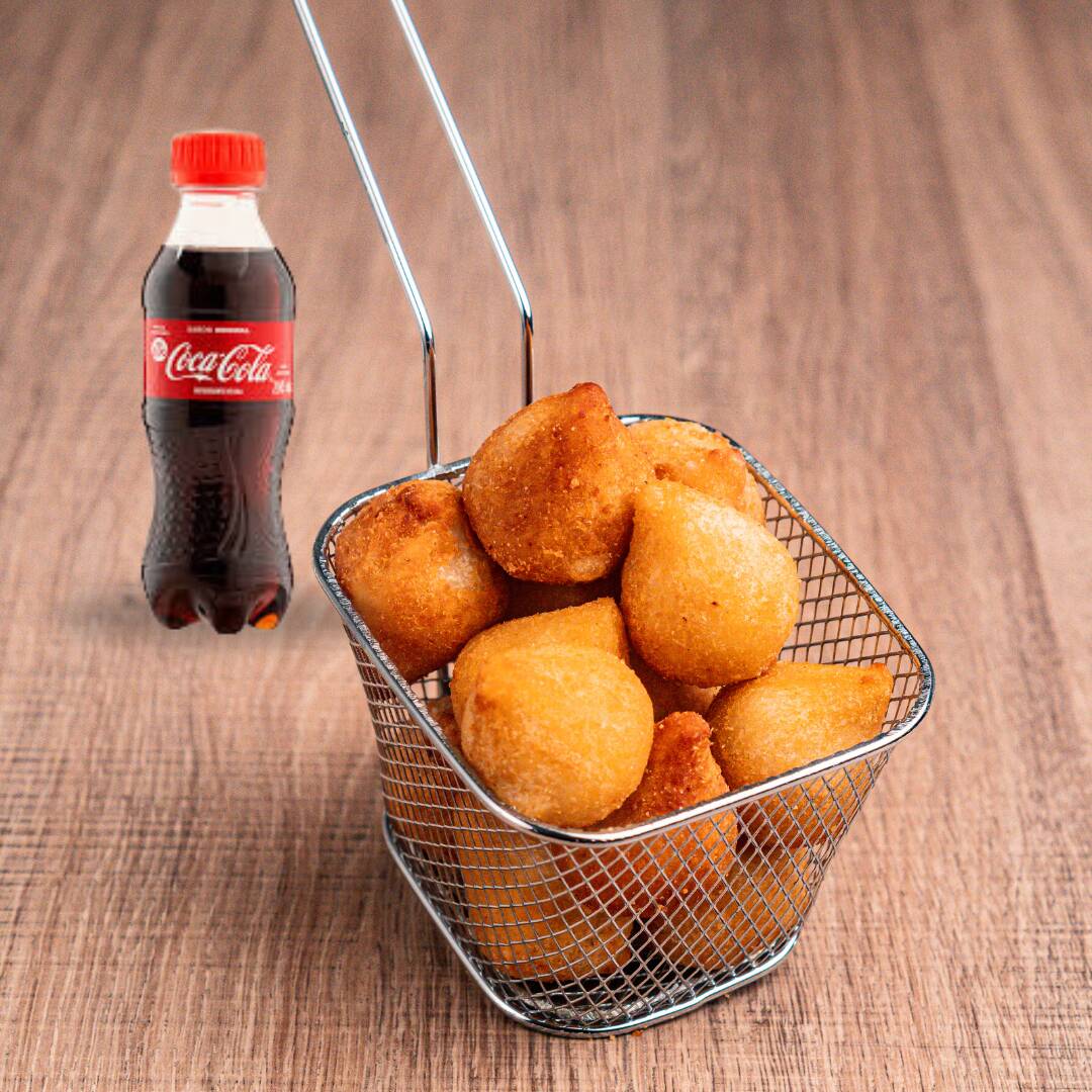 “12 COXINHAS FRITAS NA HORA (20G) — CROCANTES, RECHEADAS E IRRESISTÍVEIS! SABOR CASEIRO E QUALIDADE SALGATTO EXPRESS. PERFEITAS PARA COMPARTILHAR OU SABOREAR SOZINHO.”