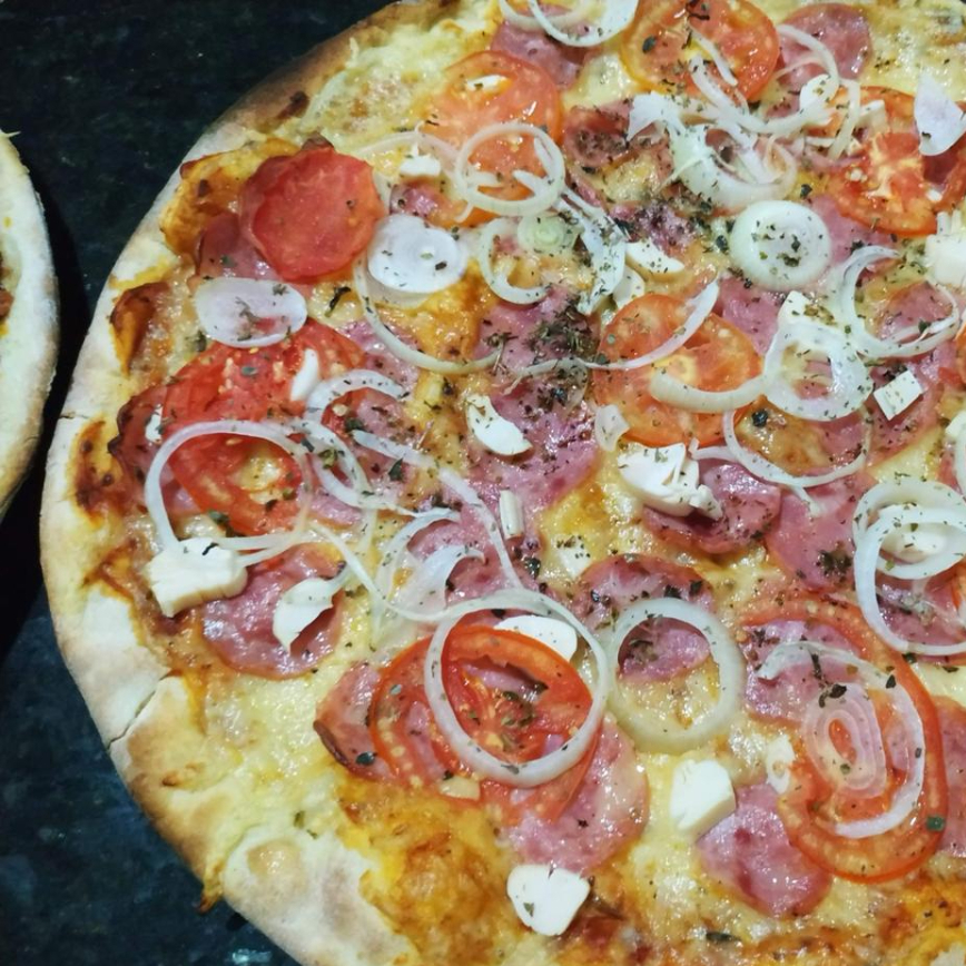 Molho especial, muçarela, calabresa, palmito, milho, cebola, tomate e orégano.