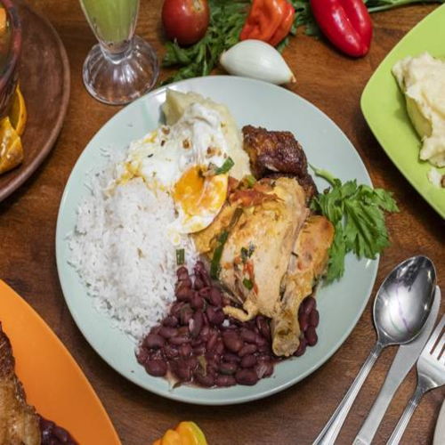 Casado con Pollo en Salsa + Refresco