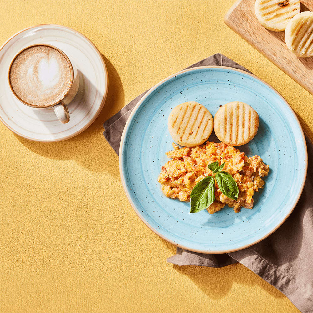 HUEVOS REVUELTOS CON AREPITA O PAN BEBIDA CALIENTE