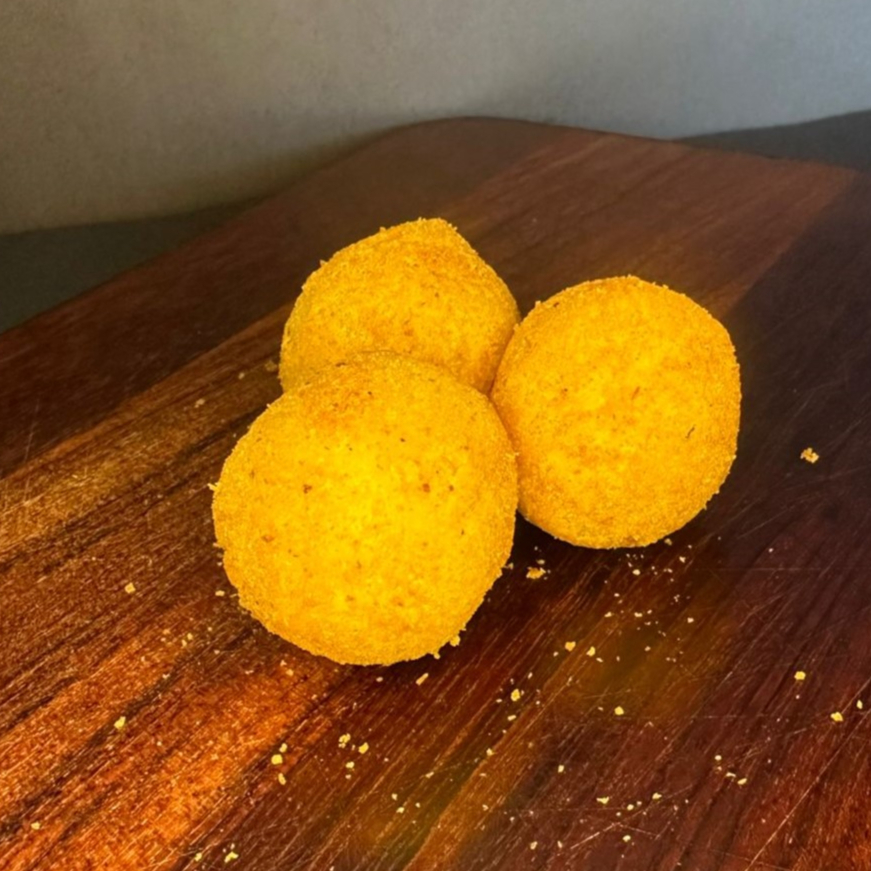 10 Unidades de bolinho de queijo. Peso unitário de 37 gramas
