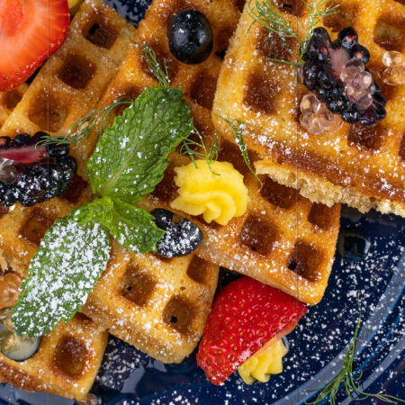 WAFFLES (INCLUYEN NÉCTAR, FRUTA Y CAFÉ O TÉ)