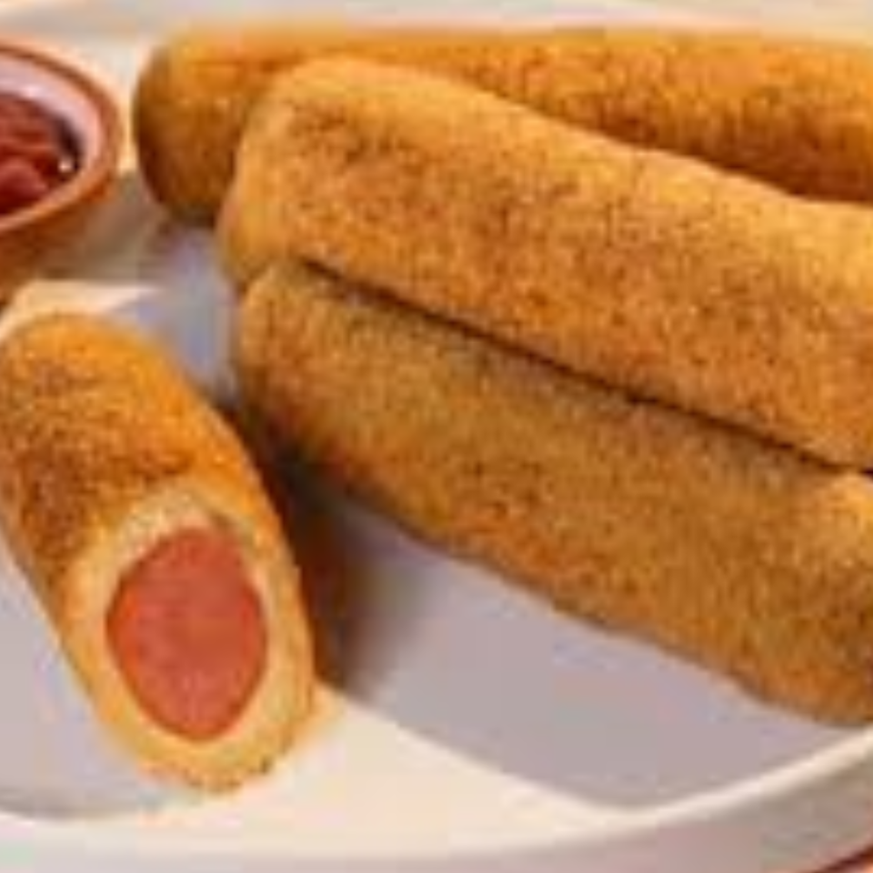 Salgado frito de salsicha