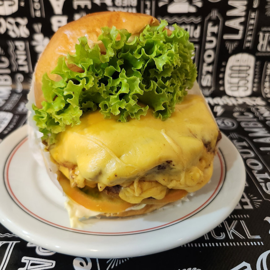 Pão, carne, queijo, alface, tomate e maionese.