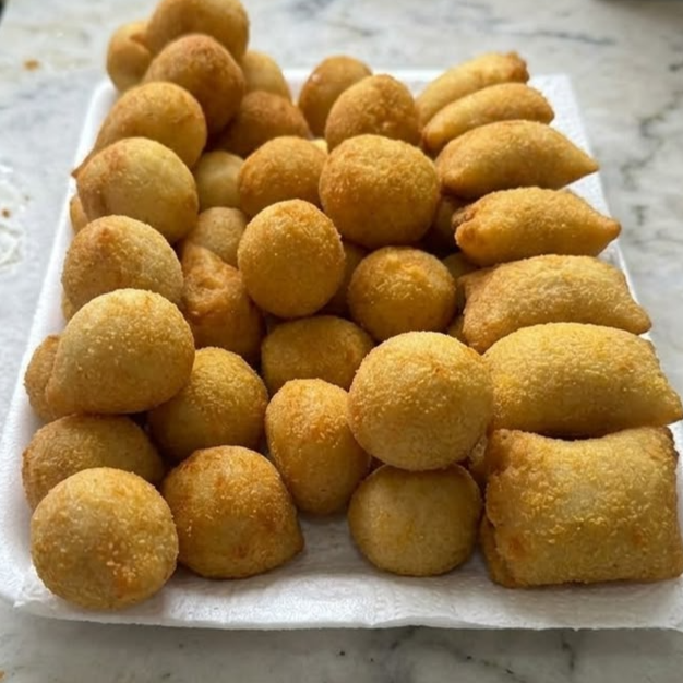 20 Deliciosos salgadinhos variados, preparados com carinho e perfeitos para matar a fome ou compartilhar!
Sortidos conforme disponibilidade
Produzidos fresquinhos e bem recheados.
