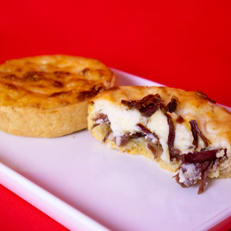 Quiche de carne seca desfiada, queijo coalho e Catupiry