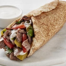 pão sírio, queijo, carne, frango, pasta de alho, picles, acelga, tomate, cebola e salsinha