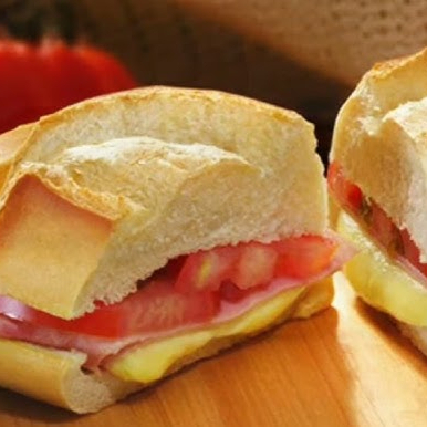PÃO FRANCÊS, QUEIJO, PRESUNTO, TOMATE E OREGANO