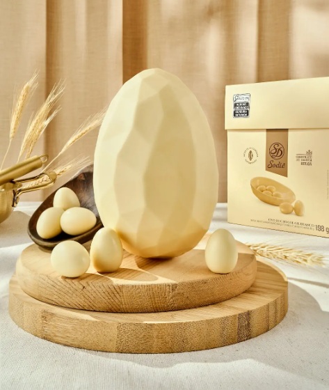O Ovo de Páscoa de Chocolate Branco da Sodiê Doces (150g) é feito com chocolate cremoso, suave e delicioso. Para deixar a experiência ainda melhor, ele acompanha ovinhos de chocolate (48g) que tornam a Páscoa ainda mais especial.