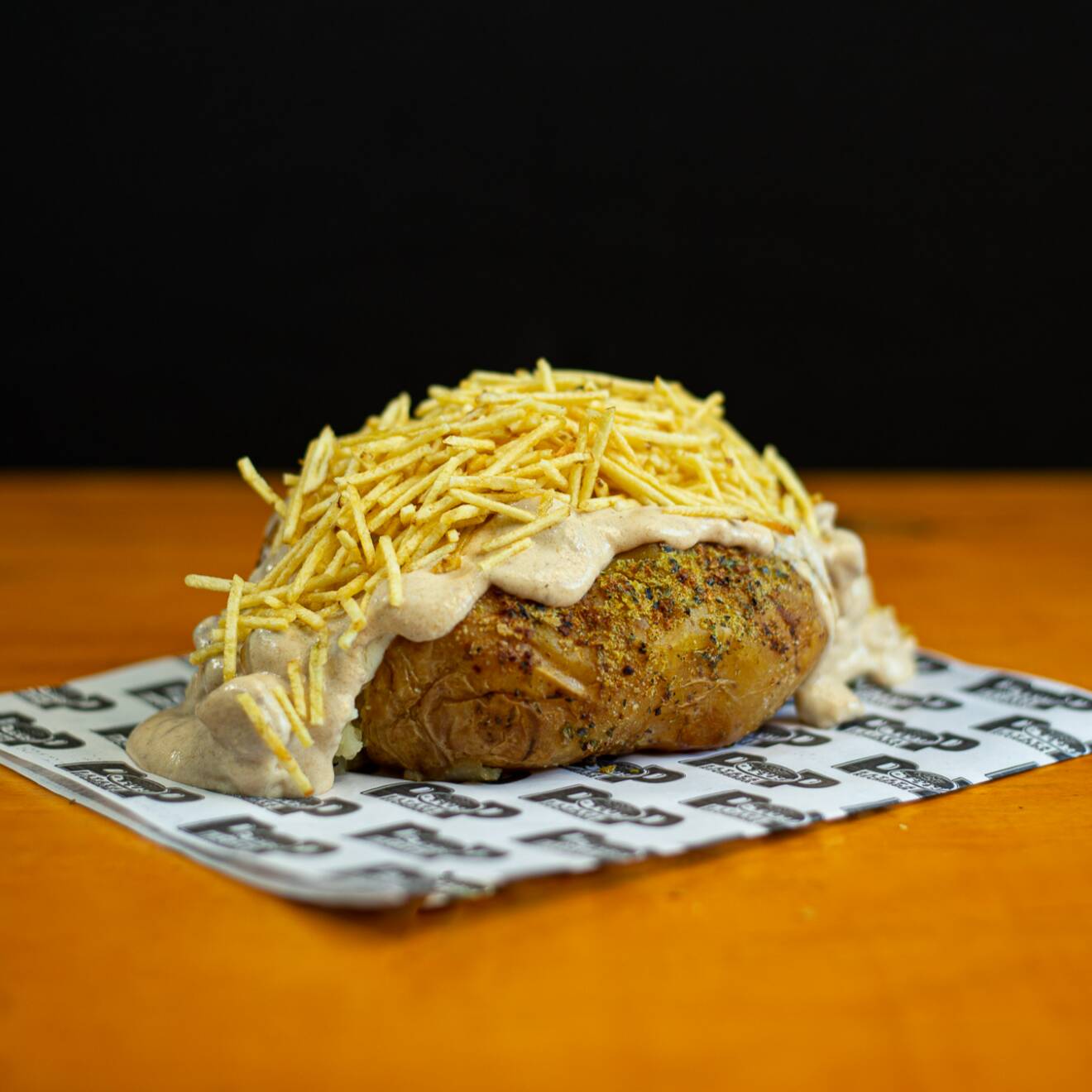 Batata assada ao forno recheada com purê da própria batata + requeijão + strogonoff de carne + batata palha