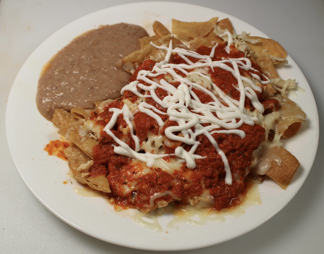 Chilaquiles rojos con pollo