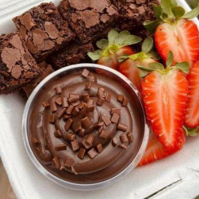 Brownie, morango fresco, recheio de chocolate belga cremoso