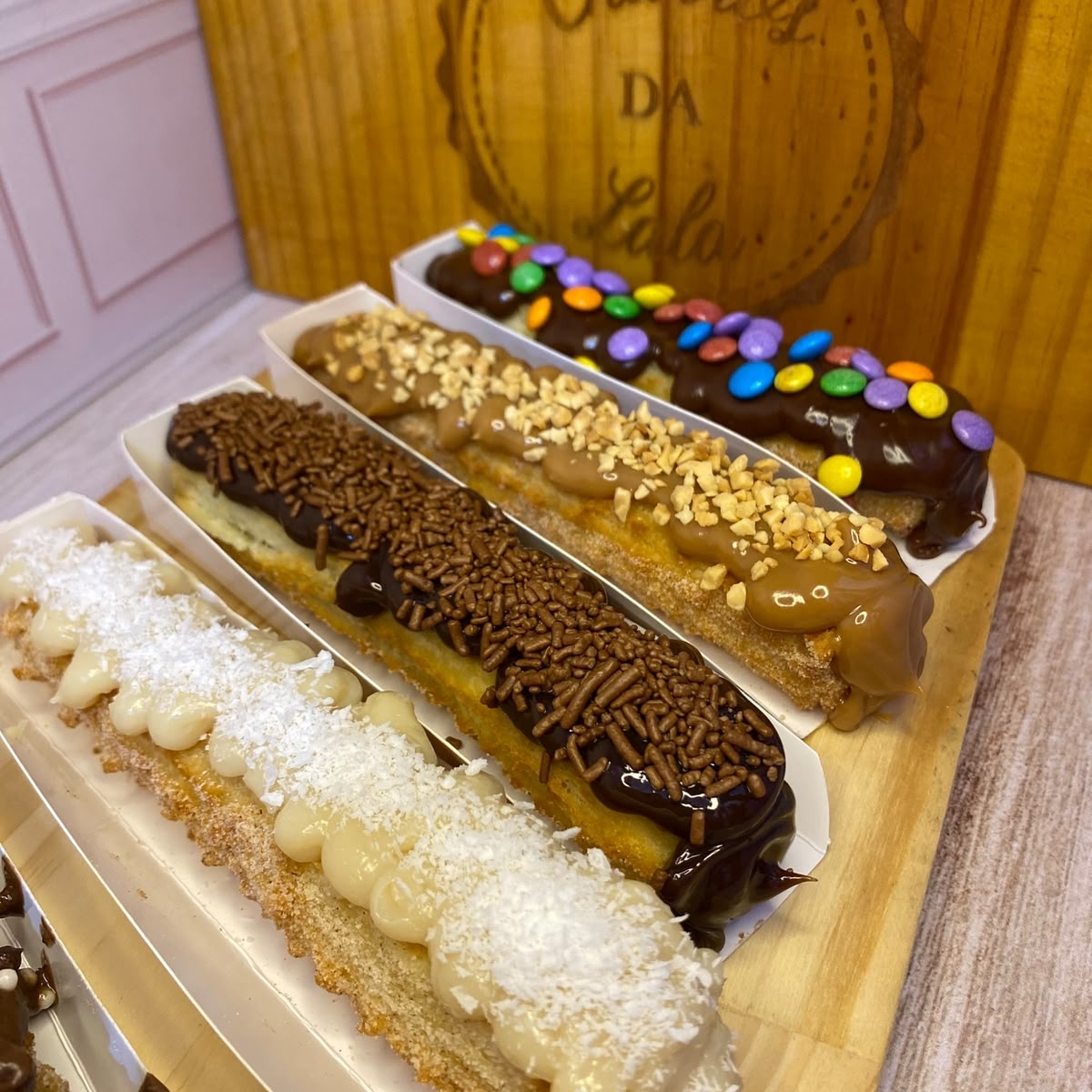 massa fresca, artesanal, feita todos os dias, bem fritinho e crocante, envolvido em açúcar e canela, com recheio cremoso e granulado a sua preferencia, acompanha 10 churros gourmet (os granulados são enviados na ordem na comanda, caso tenha uma ordem especifica, nos mande uma mensagem no chat no ato do pedido :)