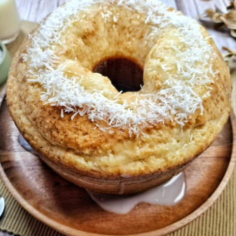 Bolo macio de coco ,finalizado com coco em flocos.Serve 8 pessoas.