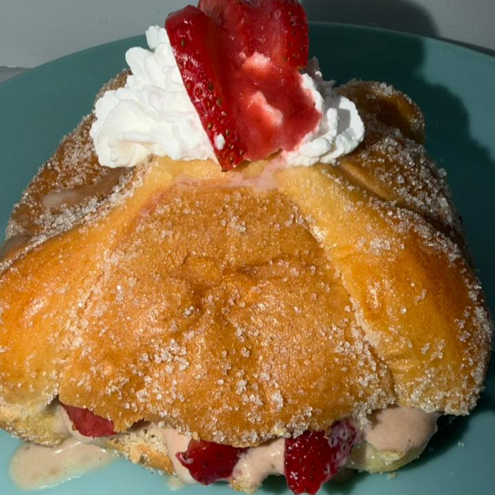 Pan de Muerto Relleo de Fresas Con Crema.