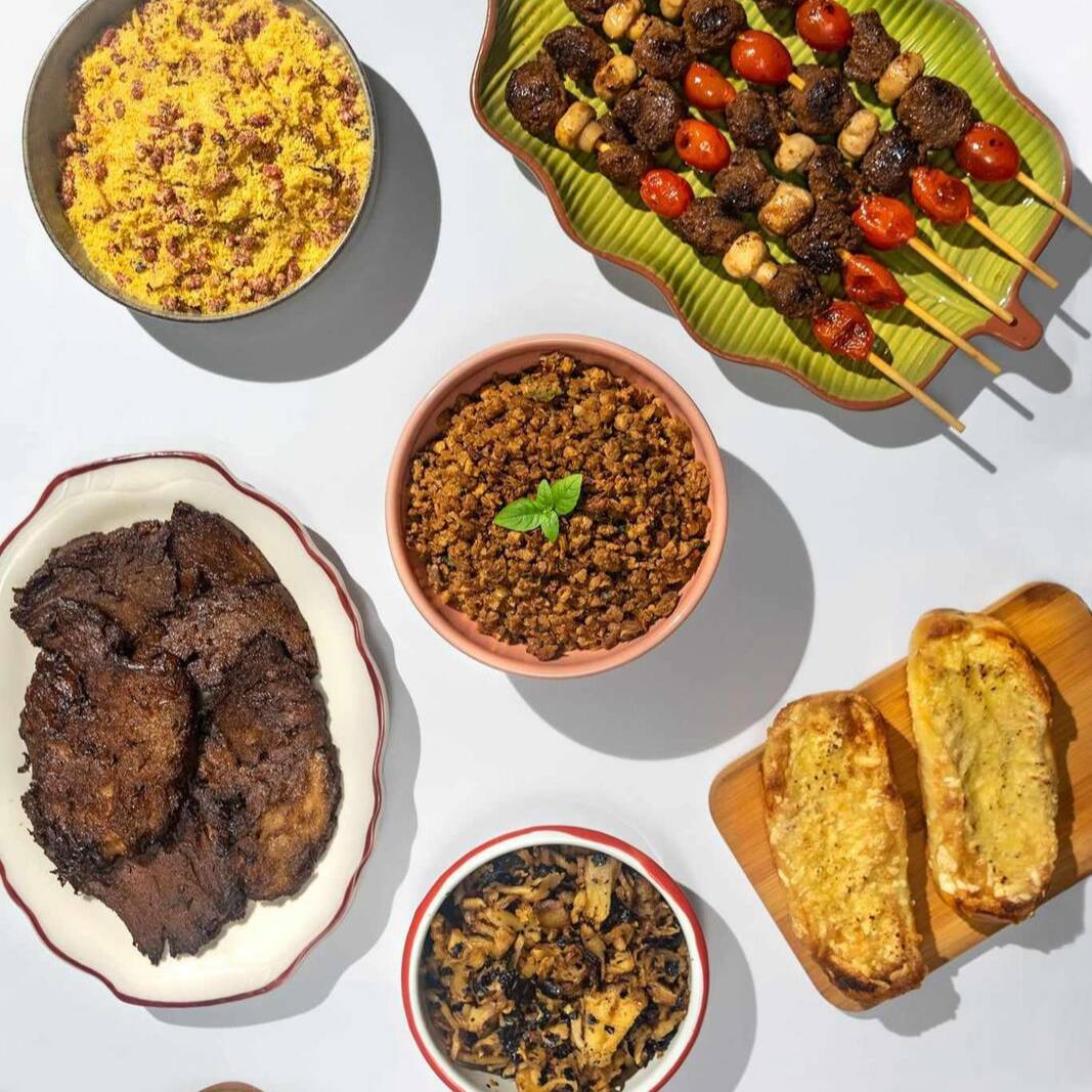 No Combo Churrasquinho Vegano você garante 1 pacote de Linguiça (250g - defumada, com parmesão ou calabresa) ou 1 pacote de Bife (filé de frango ou bife vegetal) +1 pacote de Espetinho (3 unidades) + 1 pacote de Kafta (3 unidades)