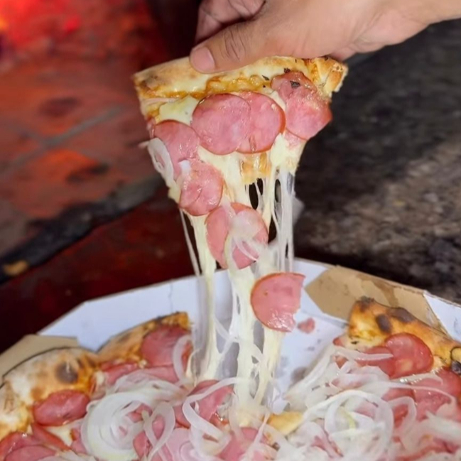 Molho de tomate, muçarela, calabresa fatiada e cebola
