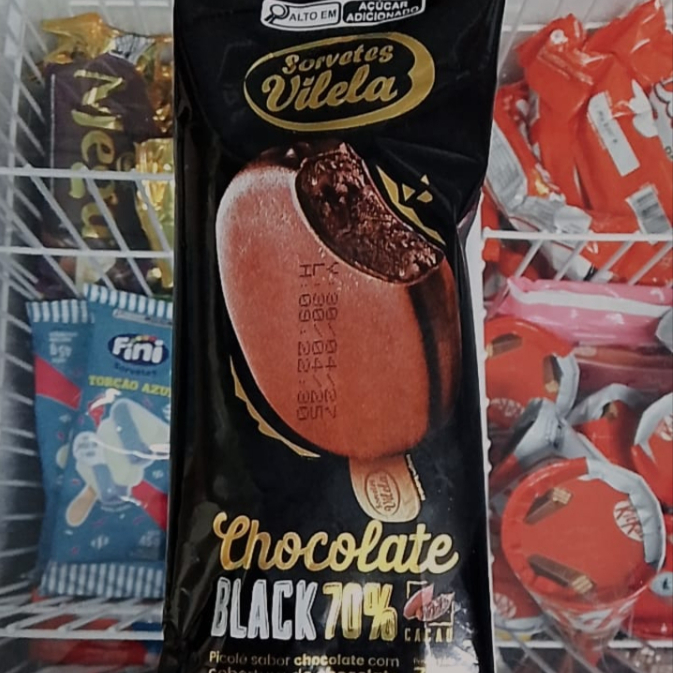 Picolé sabor chocolate com cobertura de chocolate.