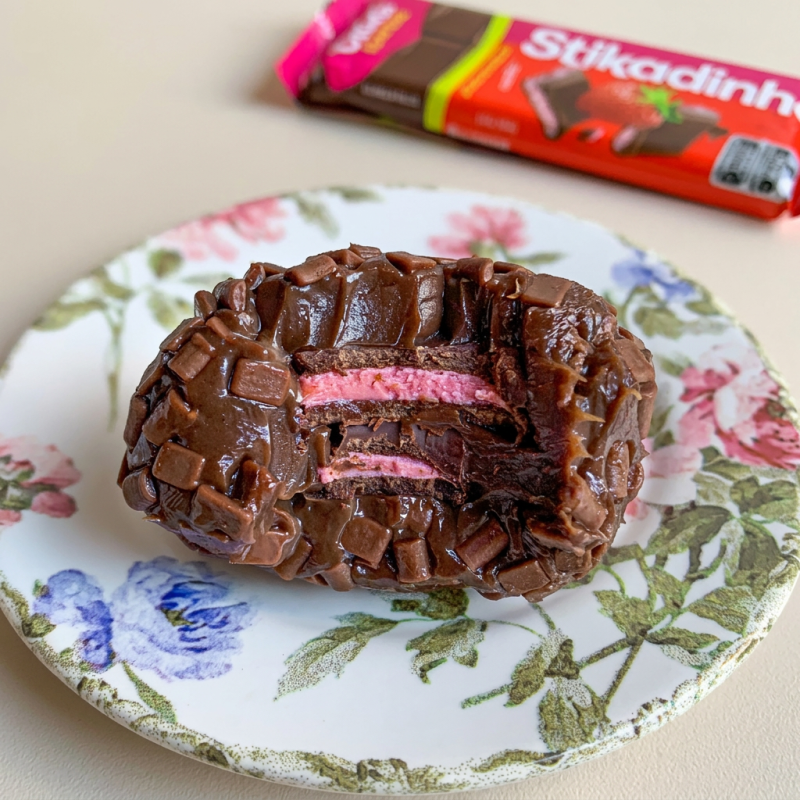 Brigadeiro gourmet ao leite recheado com stikadinho e confeito de chocolate nobre. Aprox 85g