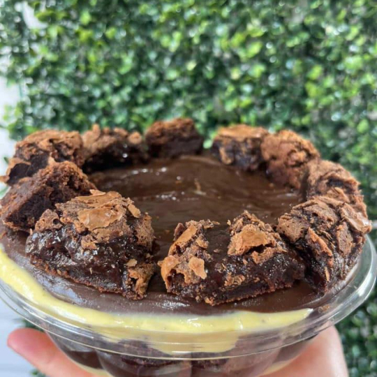 nosso copo mais vendido agora em travessa para voce dividir com sua familia. Mousse maracuja, brownies e brigadeiro