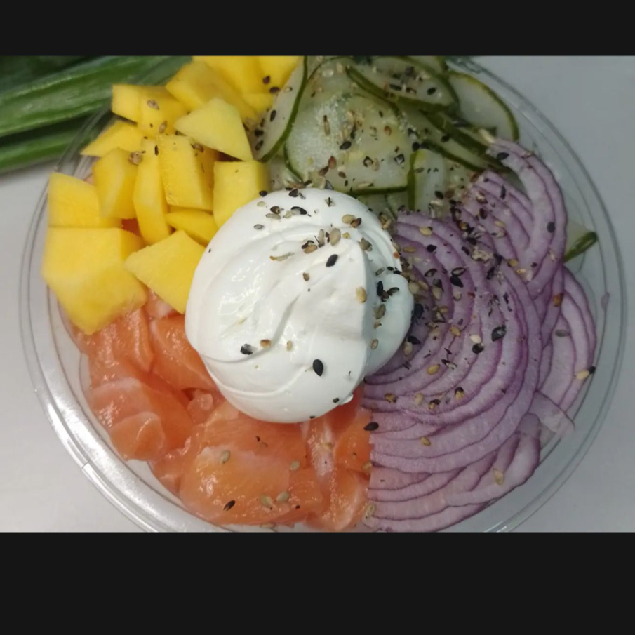 Arroz, Salmão em cubos, Cream Cheese, Manga, Cebola roxa, Sunomono (saladinha de pepino agridoce) e gergelim.