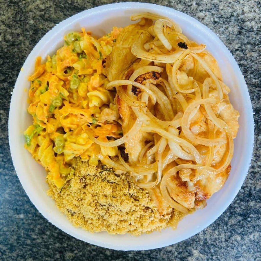 Suculento frango grelhado com cebola na manteiga. Acompanha arroz, feijão e farofa. Escolhas 1 acompanhamento entre: purê, macarronese, salada ou fritas. Obs.: - Embalagem Pt102. - Ideal para 1 pessoa. Esperamos que você tenha uma excelente refeição!