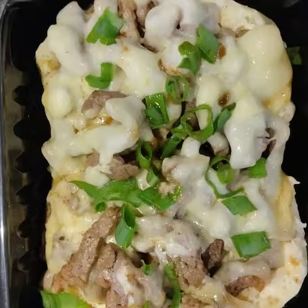 Delicioso Pão com maionese, iscas de bife na chapa, queijo e cheiro verde fresco.