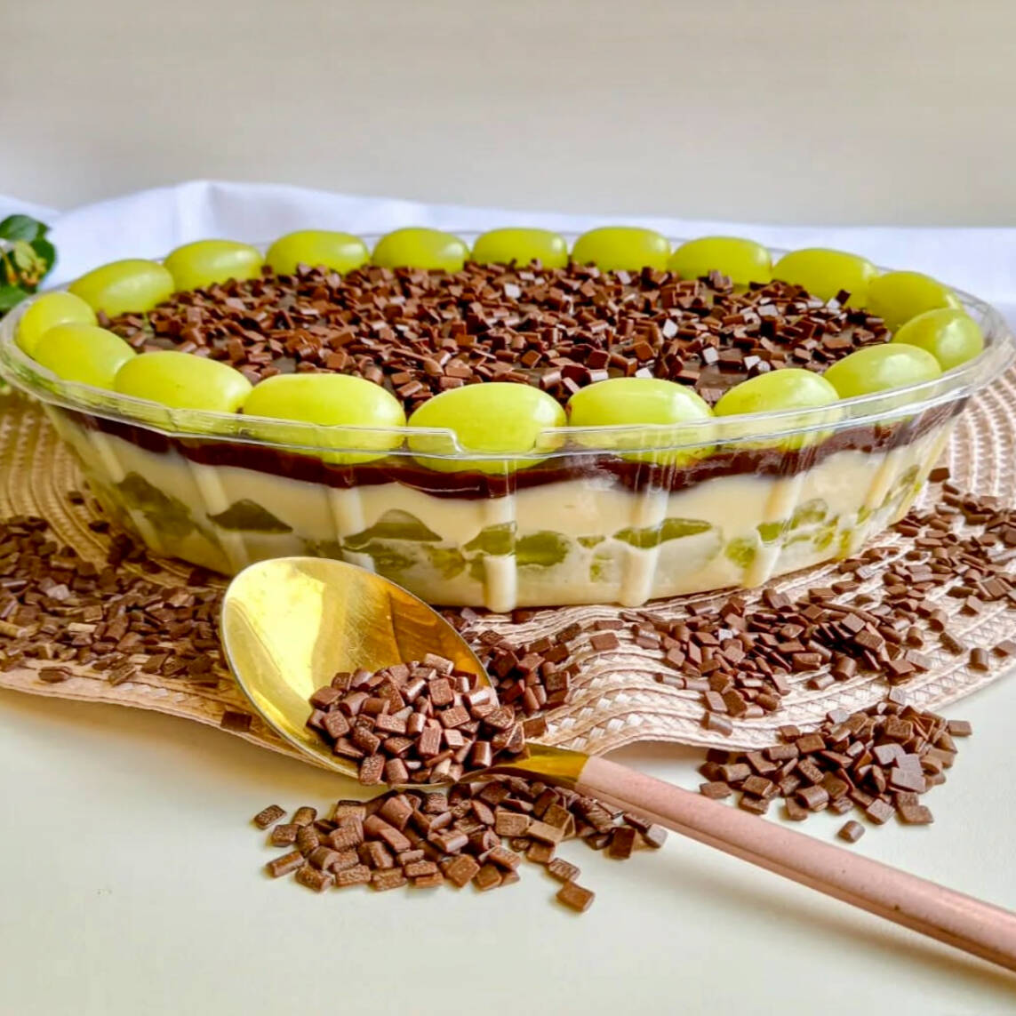 Travessa 2L serve de 12 a 14 pessoas, composta por creme de ninho uvas sem sementes e ganache de chocolate