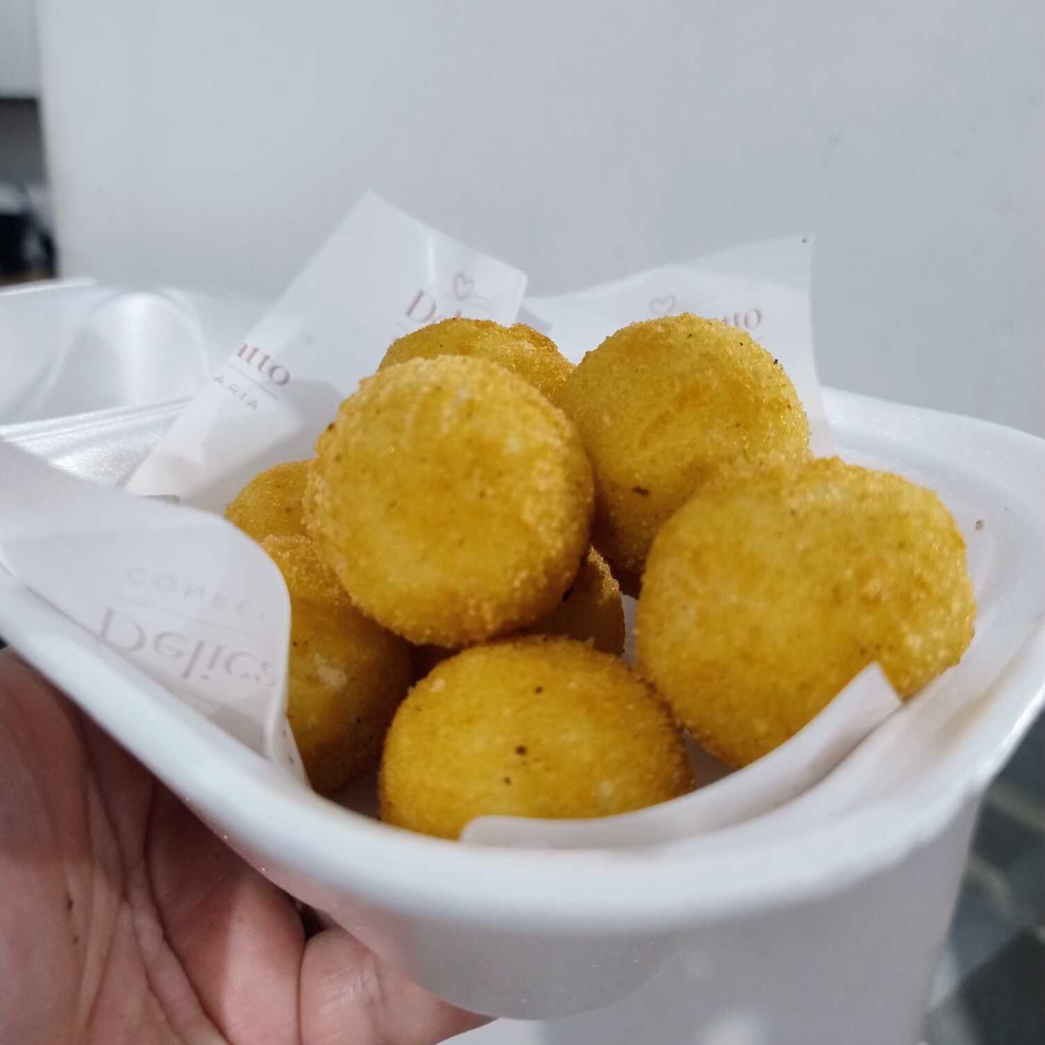 10 unidades de mini bolinha de queijo, muito recheada, crocante por fora e macia por dentro.