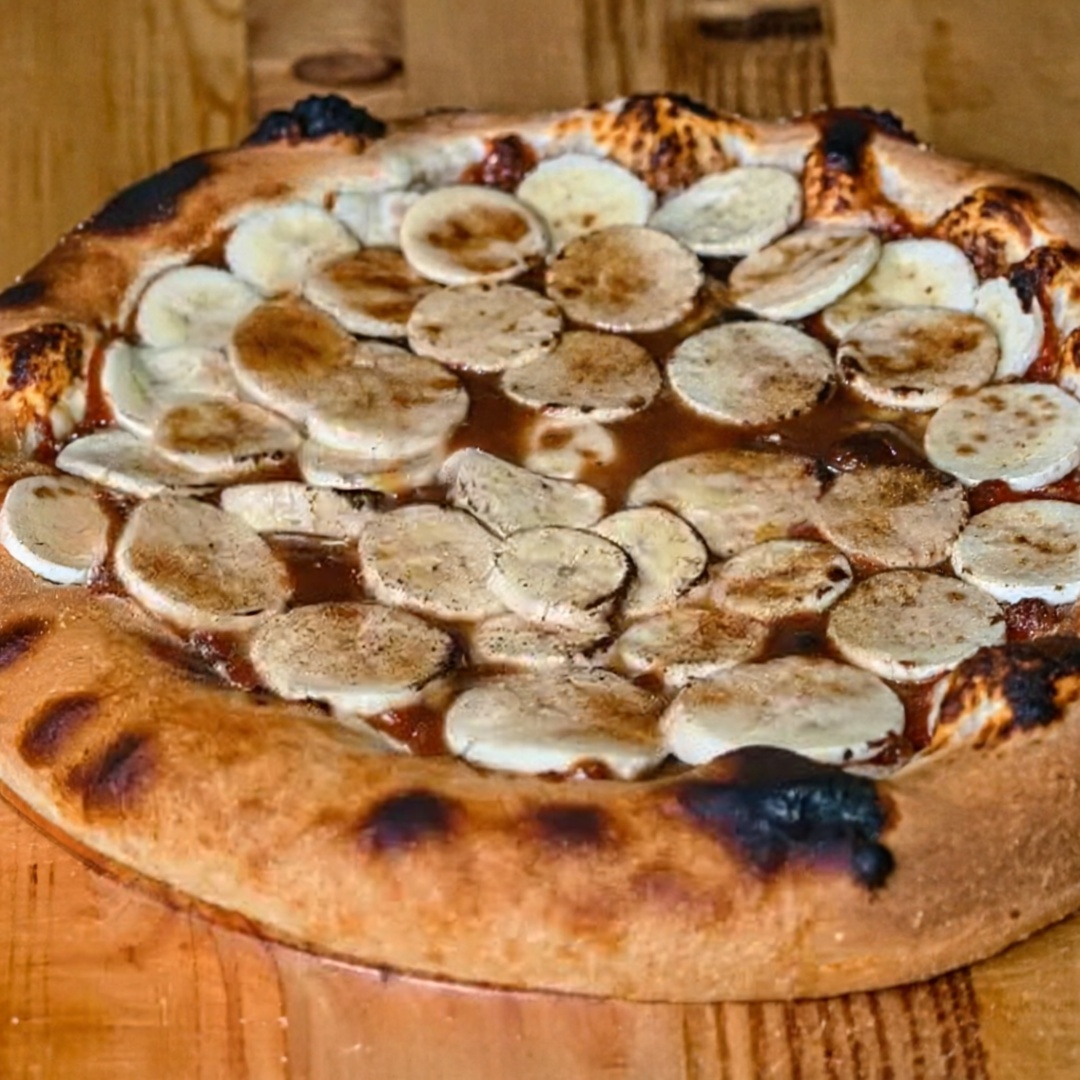 Creme de leite, muçarela, banana, chocolate branco, açúcar e canela.