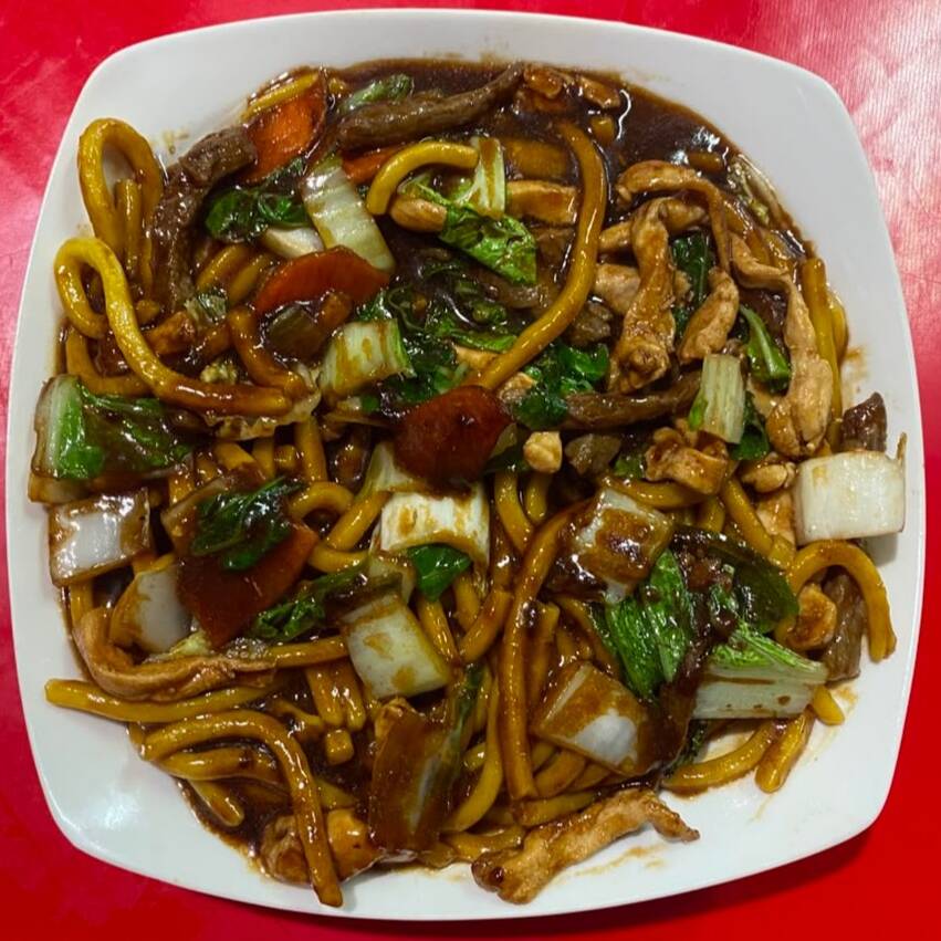 Macarrão, carne, frango e legumes (Frito).