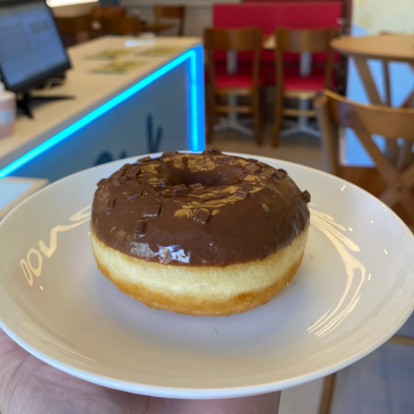 Donut fresquinho e fofinho com cobertura de Chocolate ao Leite