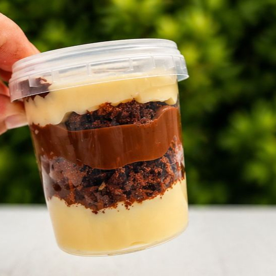 Aquele doce suave do brigadeiro branco e ao leite, com camadas de Brownies macios e molhadinhos !