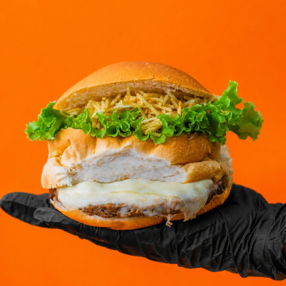 Pão De Hamburguer Fofinho Com Carne De Hamburguer Tradicional, Queijo , Batata Palha Crocante, Alface E Tomate Selecionados E Acompanha Molho Da Casa Separadamente.
