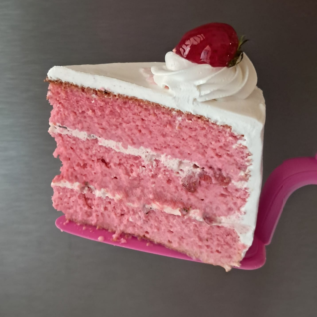 Rebanada de Pastel de Fresas con Crema