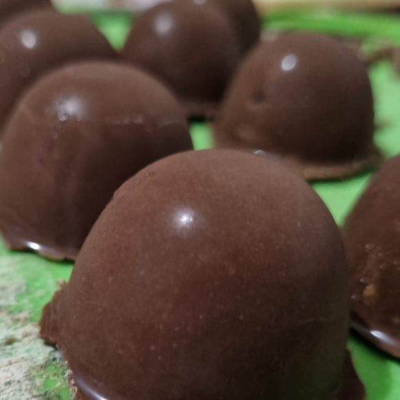 Uma seleção de trufas de diferentes sabores: chocolate ao leite, brigadeiro, maracujá, limão siciliano e beijinho.