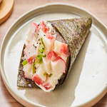 Arroz japonês, kani em cubos, cream cheese, cebolinha e gergelim moido