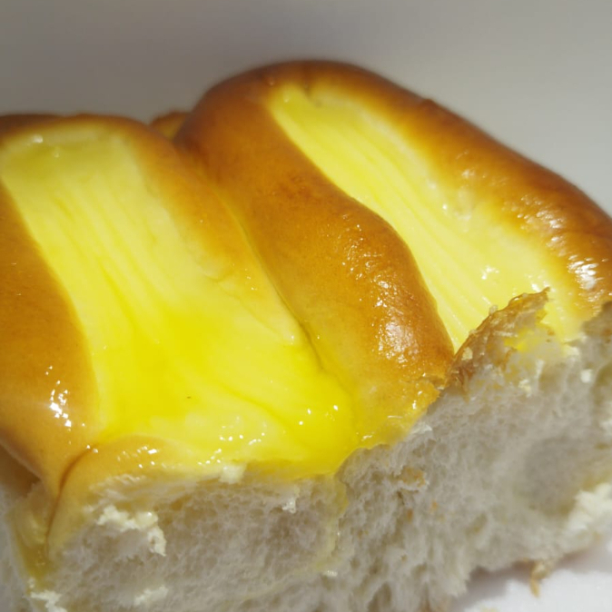 Farinha de Trigo, Ovo, Margarina, Sal, Açúcar, Fermento e Creme de Confeiteiro.