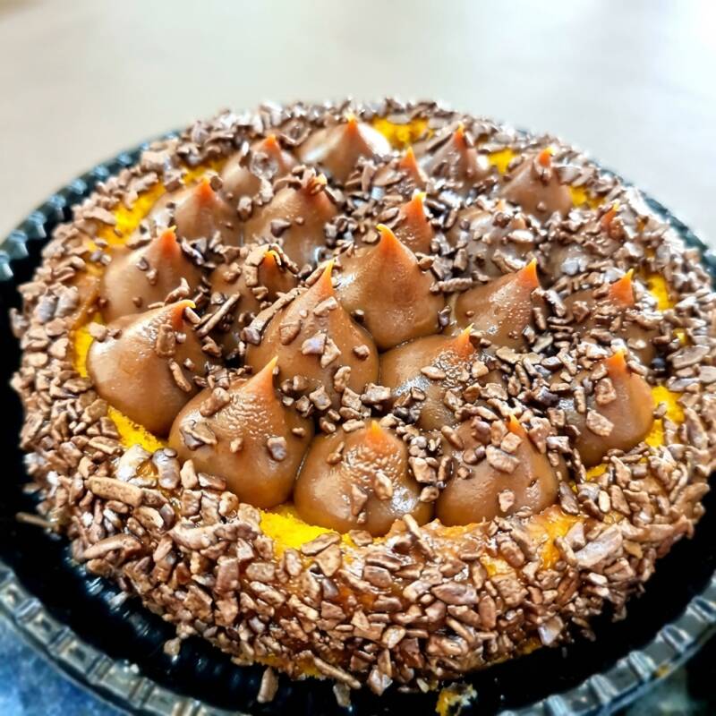 Delicioso bolo de cenoura generosamente recheado com brigadeiro gourmet