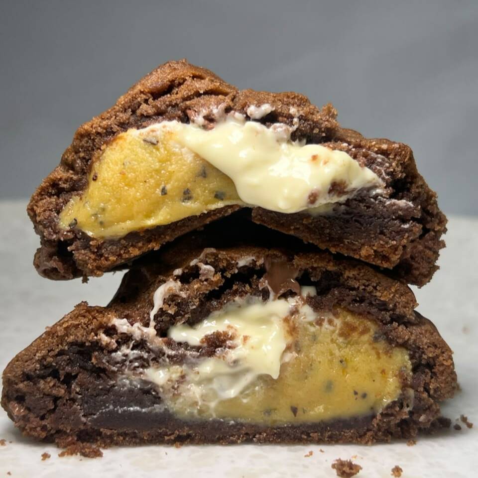 Massa de cacau intensa e chocolatuda, recheada com um brigadeiro cremoso de maracujá e finalizada com a doçura irresistível do chocolate branco. O equilíbrio perfeito entre o sabor marcante do chocolate e o toque azedinho e refrescante do maracujá. Uma combinação surpreendente a cada mordida! 💛🍫