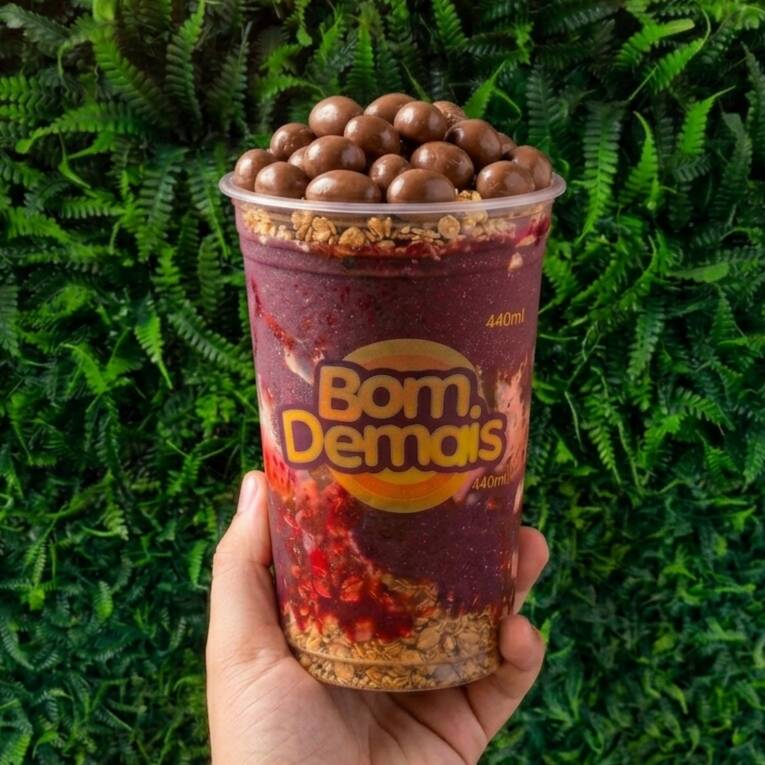 O queridinho da galera! Um copo generoso de açaí e sorvete cremoso, com 3 toppings grátis para você montar o sabor que mais ama. Refrescante, saboroso e irresistível! Não enviamos complementos separados --- Serve 1 pessoa ---