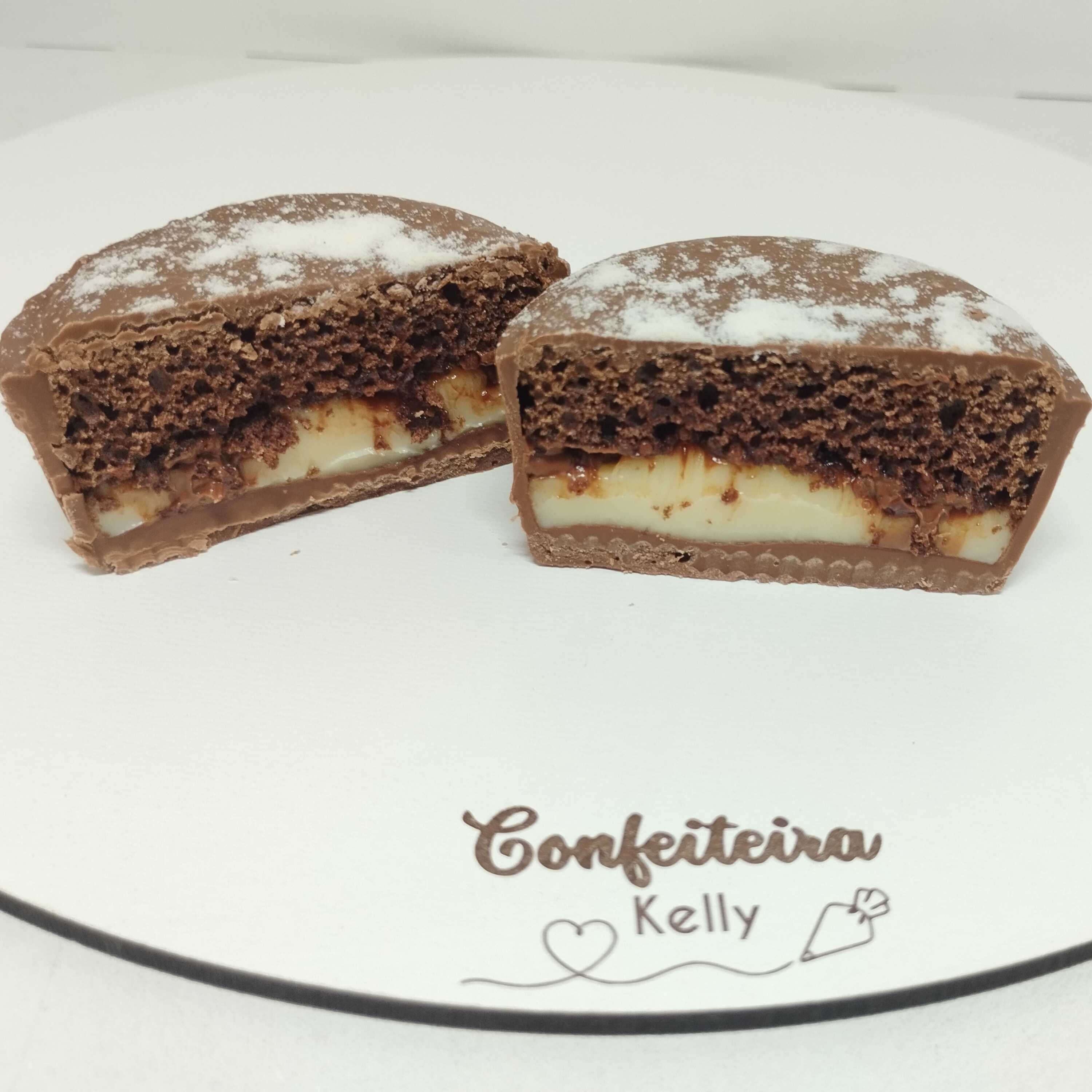 Massa fofinha de mel com recheio cremoso de brigadeiro de leite ninho acompanhando de uma camada de creme de avelã (nutella). Uma verdadeira explosão de sabores!