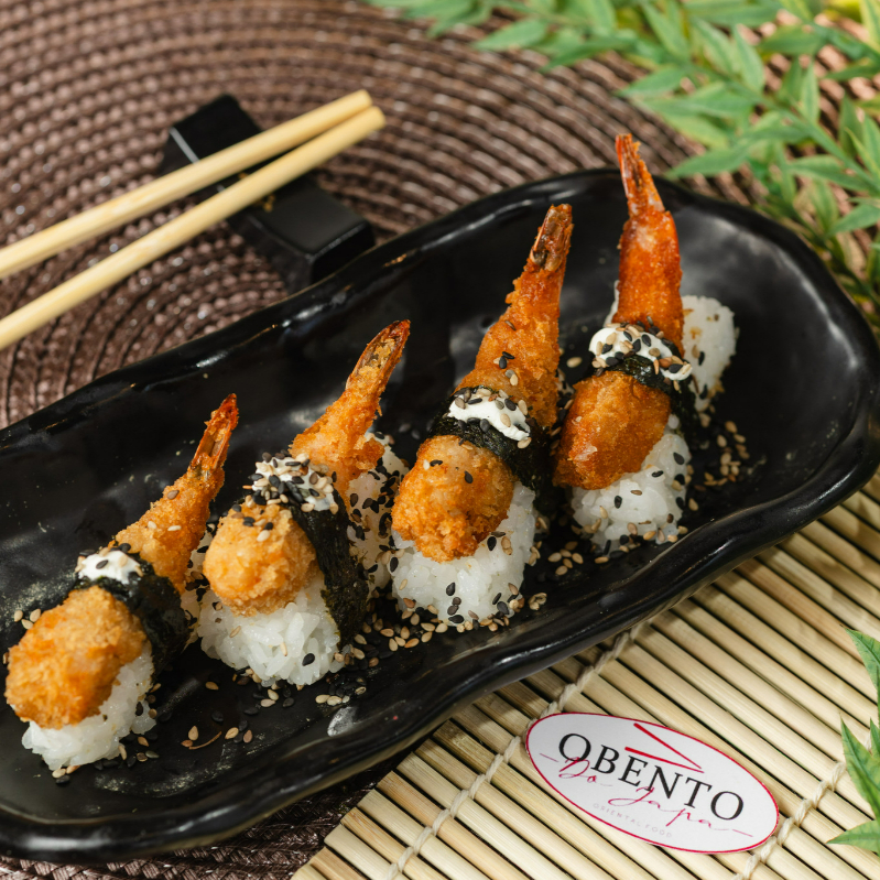 O nigiri é um tipo de sushi que consiste em uma pequena porção de arroz temperado, moldado em formato oval, e coberto com um camarão empanado.