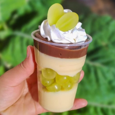 Camadas do nosso maravilhoso creme de Ninho, pedaços de Uva verde Thompson sem caroços, finalizado com nosso delicioso creme de chocolate 50% cacau e uvas verdes.