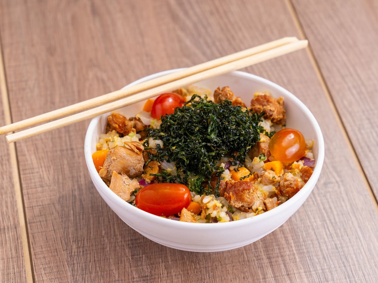 Arroz japonês/cenoura/brócolis/cebola roxa/tomate cereja/Frango Grelhado/
Ovo/óleo de gergelim/manteiga/Azeite de oliva/alcaparras/gengibre em conserva/temperos da casa
Todos os ingredientes são refogados misturados.
Finalizado com crispy de couve