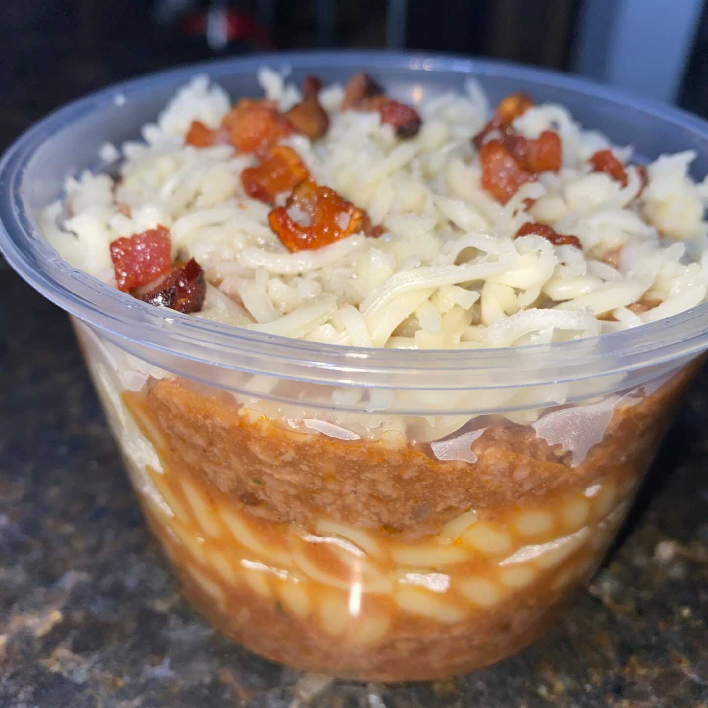 Macarrão pene carne moída molho vermelho bacon queijo e cebolinha.
500ml