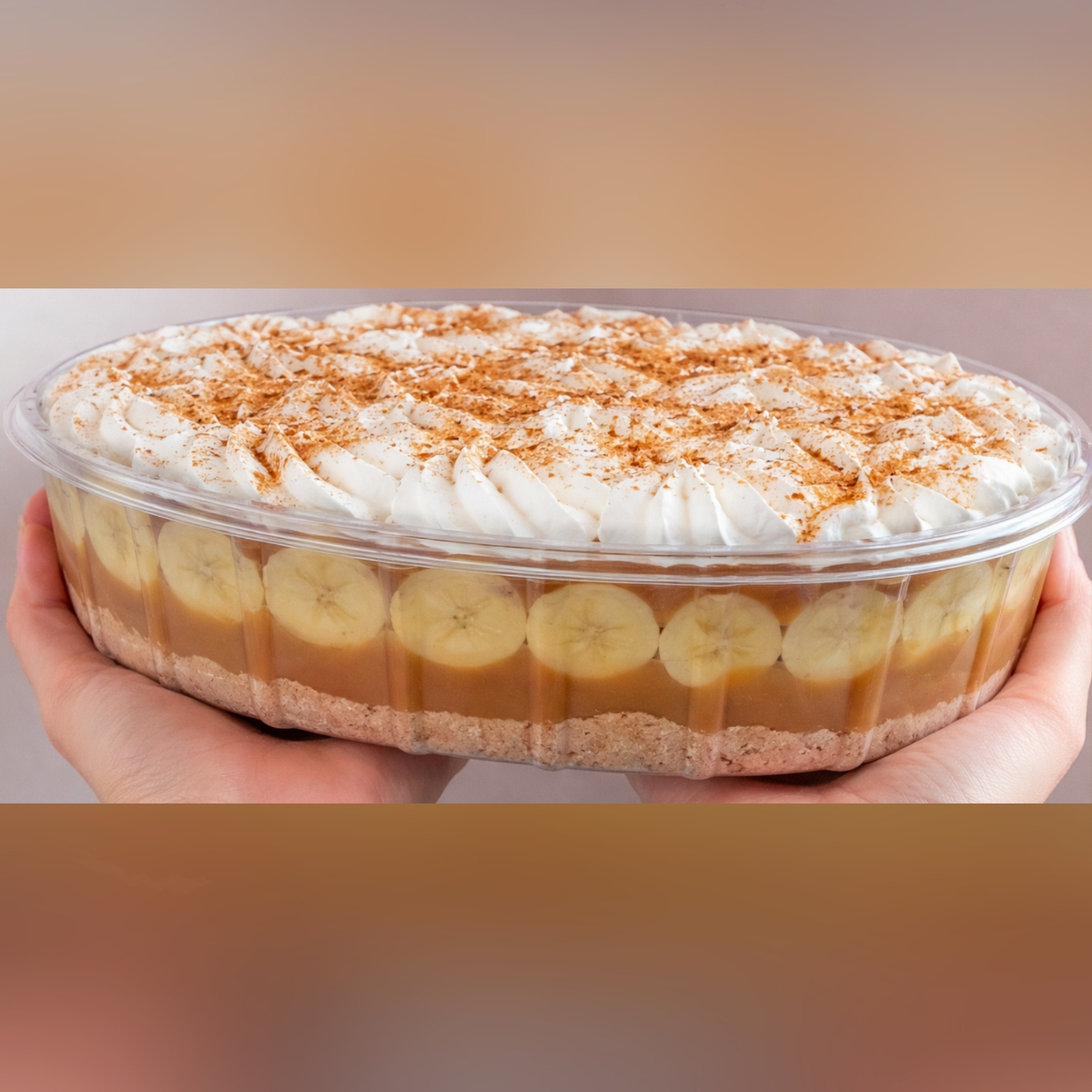 Farofa de biscoito maisena,bananas cortadas em rodelas, doce de leite e chantilly por cima polvilhado canela