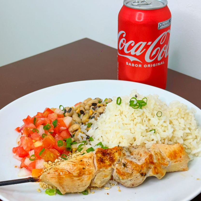 Deliciosa combinação contendo um espeto de frango acompanhado de arroz, feijão fradinho, vinagrete e farofa + Coca-Cola 350ml